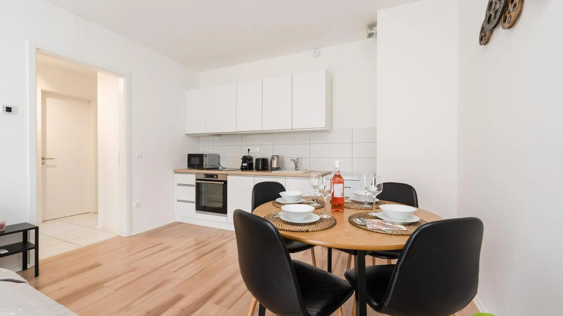 Brand New Modern Apartment-2 Rooms-Balcony-Garage location