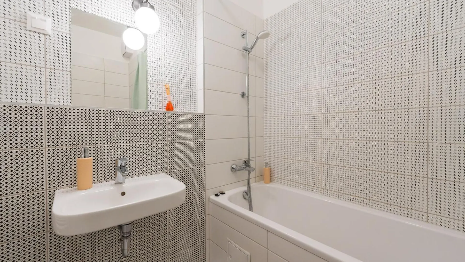 Brand New Modern Apartment-2 Rooms-Balcony-Garage Budapest Appartement